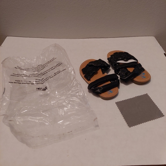 Tong You Yuan Lookatool Baby Girl Toddler Leather Flower Sandal Shoes (New) - Picture 8 of 8